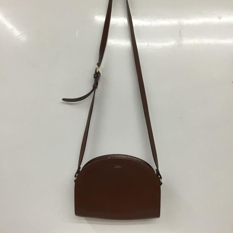 アーペーセー A.P.C. ショルダーバッグ ショルダーバッグ ハーフムーン ロゴ、文字 茶 / ブラウン /  レディース USED 古着 中古 10136346