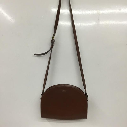 アーペーセー A.P.C. ショルダーバッグ ショルダーバッグ ハーフムーン ロゴ、文字 茶 / ブラウン /  レディース USED 古着 中古 10136346