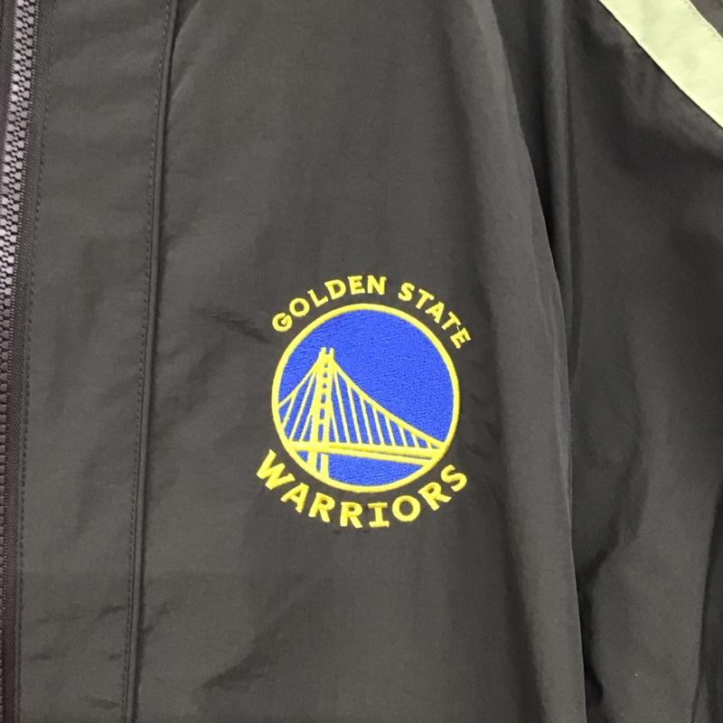 エヌビーエー NBA ジャケット、上着 ジャンパー、ブルゾン jk1041 warriors チームロゴ刺繍 サイドラインオーバーサイズドロスト撥水ナイロントラックブルゾン L ロゴ、文字 茶 / ブラウン /  メンズ USED 古着 中古 10150306