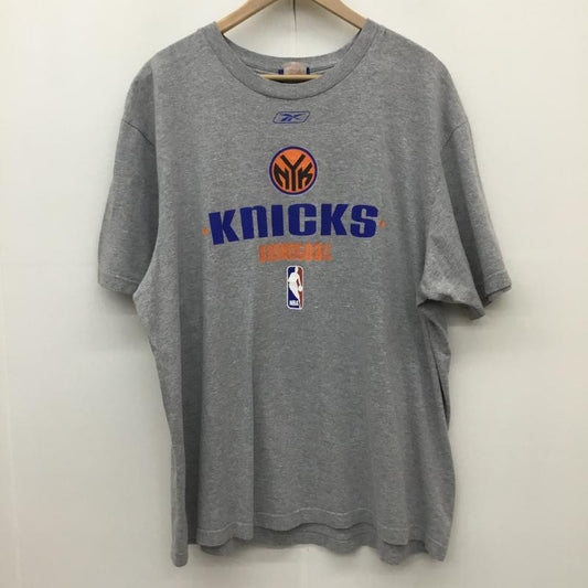 リーボック Reebok Tシャツ 半袖 New York Knicks basketball Tシャツ XL ロゴ、文字 X プリント 灰 / グレー / X 青 / ブルー / X 橙 / オレンジ /  メンズ USED 古着 中古 10130855