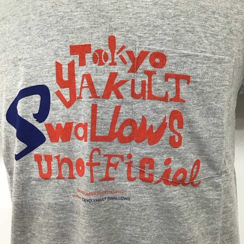 タカヒロ ミヤシタ ザ ソロイスト TAKAHIRO MIYASHITA The SoloIst. Tシャツ 半袖 ヤクルトスワローズ M ロゴ、文字 X プリント 灰 / グレー /  メンズ USED 古着 中古 10111991