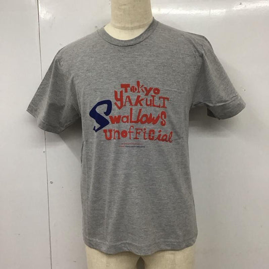 タカヒロ ミヤシタ ザ ソロイスト TAKAHIRO MIYASHITA The SoloIst. Tシャツ 半袖 ヤクルトスワローズ M ロゴ、文字 X プリント 灰 / グレー /  メンズ USED 古着 中古 10111991