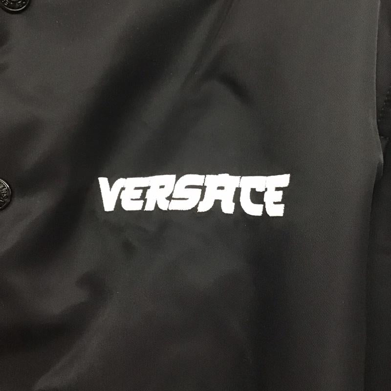 ヴェルサーチ VERSACE ジャケット、上着 ジャケット、ブレザー ジャケット アウター ノーカラージャケット スカジャン 46 ロゴ、文字 黒 / ブラック /  メンズ USED 古着 中古 10133231