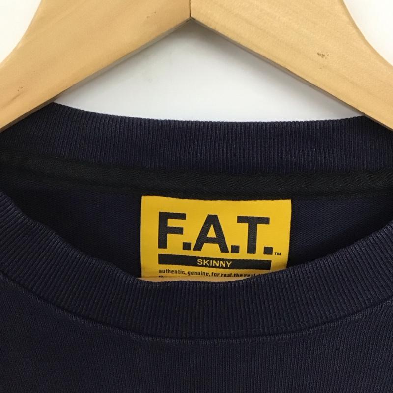 エフエイティー FAT トレーナー 長袖 長袖スウェット クルーネックカットソー 長袖カットソー ロゴ、文字 紺 / ネイビー /  メンズ USED 古着 中古 10140960