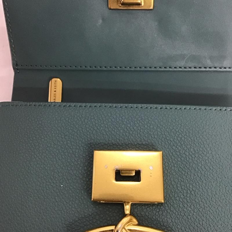 チャールズアンドキース charles&keith 財布 二つ折り メタリックフロントフラップ ロゴ、文字 緑 / グリーン /  レディース USED 古着 中古 10134093