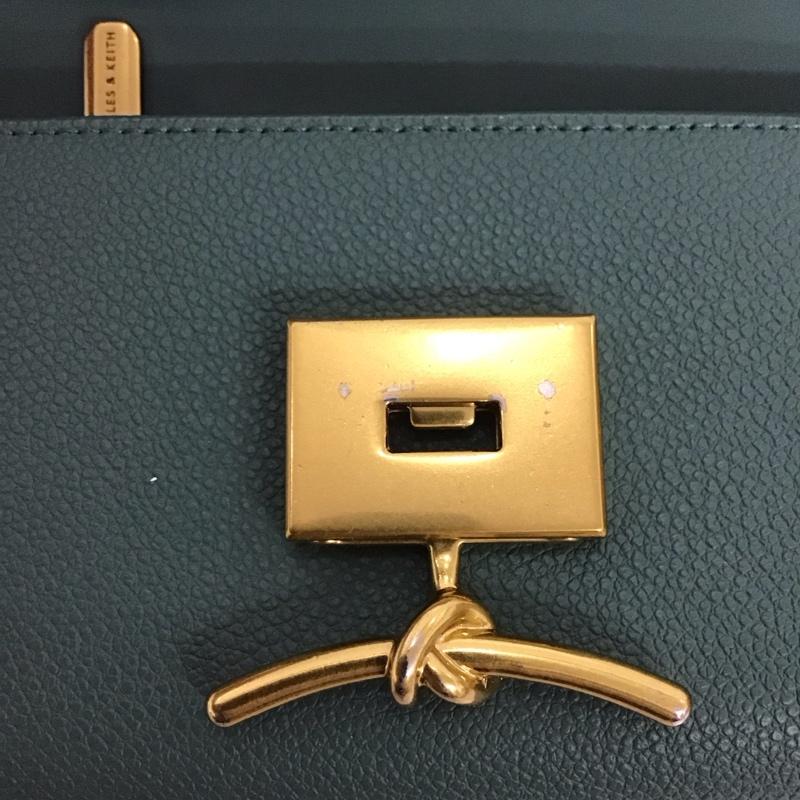 チャールズアンドキース charles&keith 財布 二つ折り メタリックフロントフラップ ロゴ、文字 緑 / グリーン /  レディース USED 古着 中古 10134093