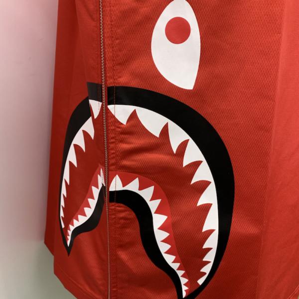アベイシングエイプ A BATHING APE ジャケット、上着  アウター ジャケット プルオーバー A BATHING APE SHARK タグ付き M 赤 / レッド /  メンズ USED 古着 中古 10026627
