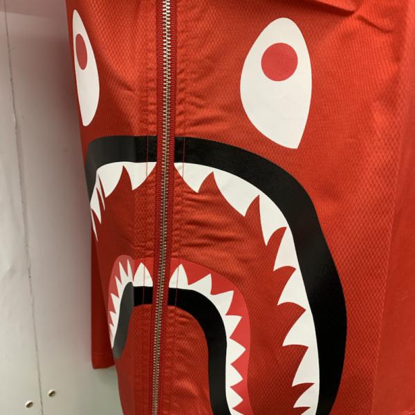 アベイシングエイプ A BATHING APE ジャケット、上着  アウター ジャケット プルオーバー A BATHING APE SHARK タグ付き L 赤 / レッド /  メンズ USED 古着 中古 10026628