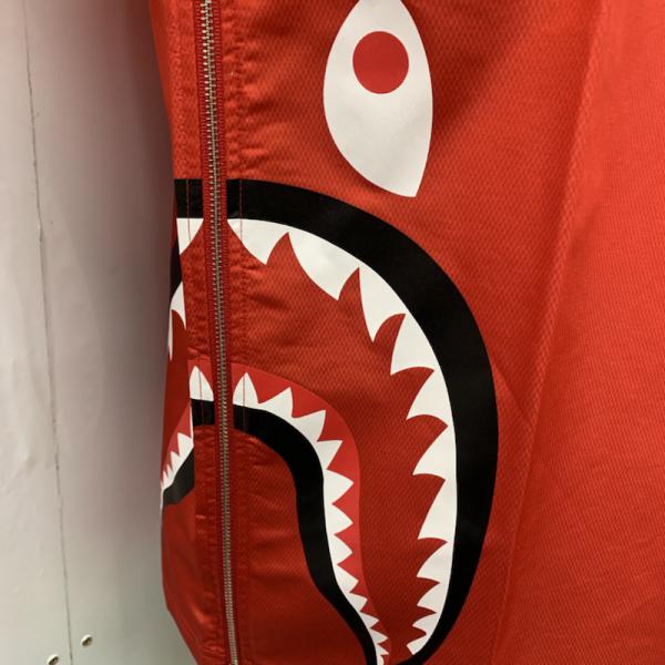 アベイシングエイプ A BATHING APE ジャケット、上着 ジャンパー、ブルゾン アウター ジャケット プルオーバー A BATHING APE SHARK タグ付き M 無地 赤 / レッド /  メンズ USED 古着 中古 10026629