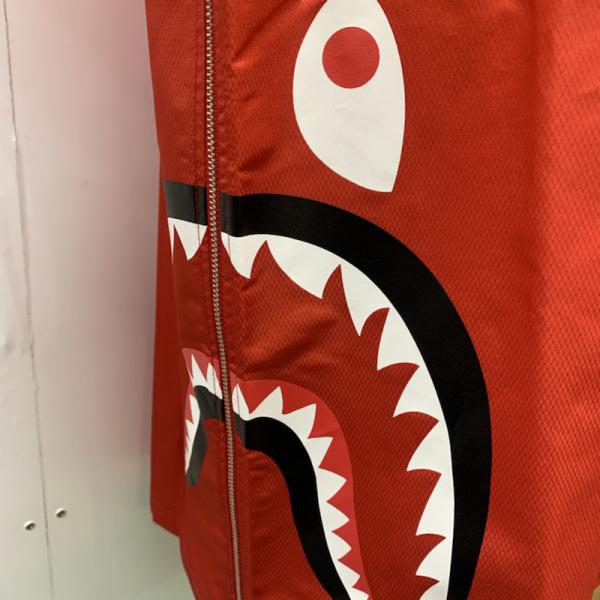 アベイシングエイプ A BATHING APE ジャケット、上着 ジャンパー、ブルゾン アウター ジャケット プルオーバー A BATHING APE SHARK タグ付き L 無地 赤 / レッド /  メンズ USED 古着 中古 10026633