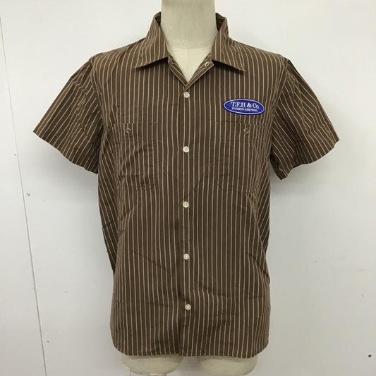 フィンダーズ キーパーズ Finders Keepers シャツ、ブラウス 半袖 40511602 ワークシャツ ワッペン ストライプ M ロゴ、文字 茶 / ブラウン / X 白 / ホワイト /  メンズ USED 古着 中古 10096146