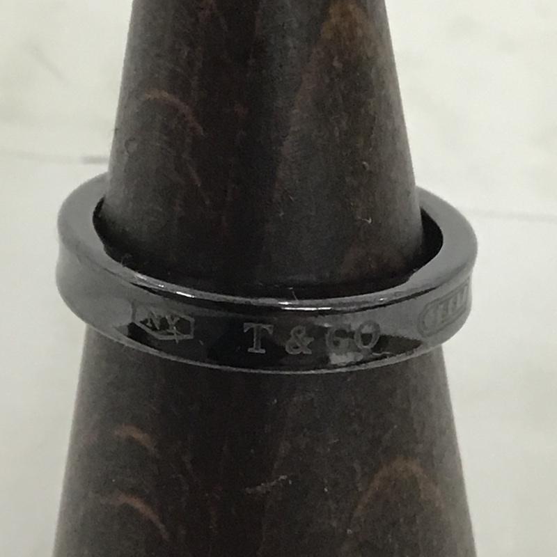 ティファニー TIFFANY&Co. アクセサリー 指輪 ブラックチタン ナロー 15号 ロゴ、文字 黒 / ブラック /  メンズ USED 古着 中古 10101366