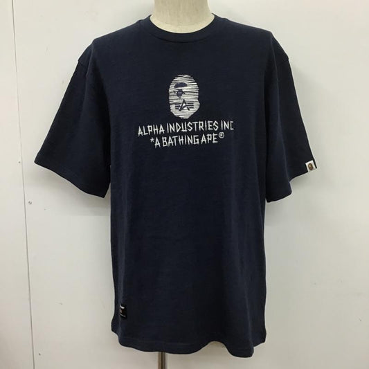アベイシングエイプ A BATHING APE Tシャツ 半袖 半袖カットソー 刺繍Tシャツ クルーネックカットソー alphaindustries コラボ M ロゴ、文字 紺 / ネイビー /  メンズ USED 古着 中古 10104975