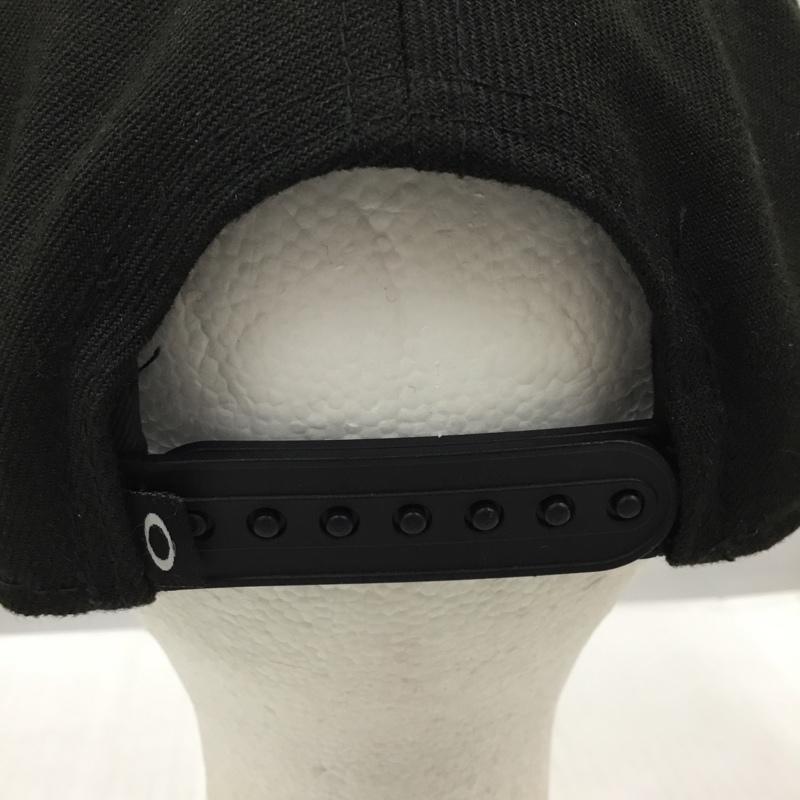 オークリー OAKLEY 帽子 キャップ NEW ERA スナップバック ロゴ、文字 黒 / ブラック /  メンズ USED 古着 中古 10105307