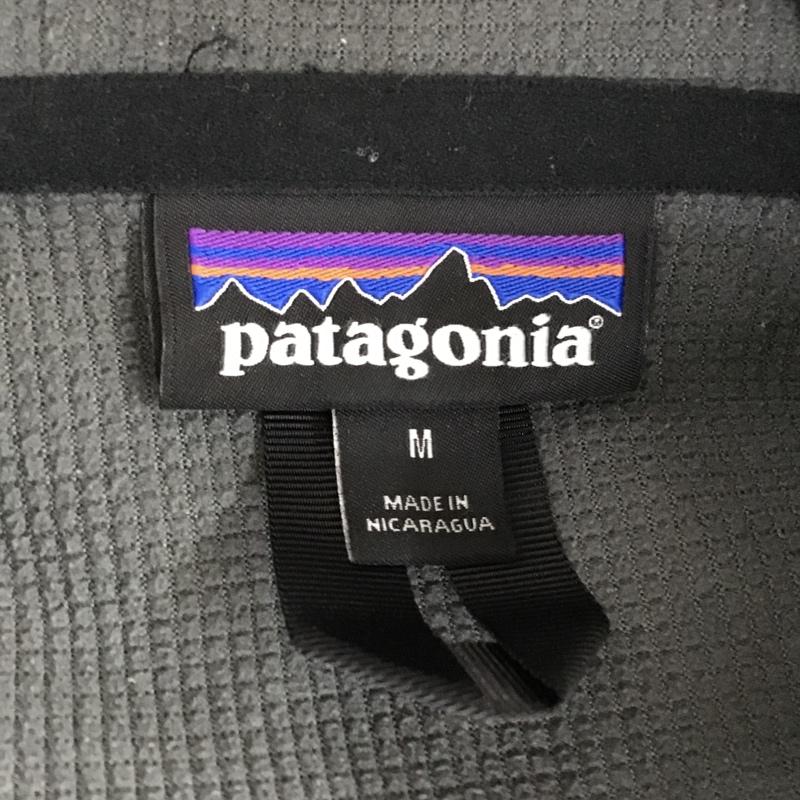 パタゴニア patagonia ジャケット、上着 ジャンパー、ブルゾン 83415FA16 マウンテンパーカー ジップアップジャケット パーカー アウター M ロゴ、文字 黒 / ブラック / X 紺 / ネイビー /  メンズ USED 古着 中古 10105317